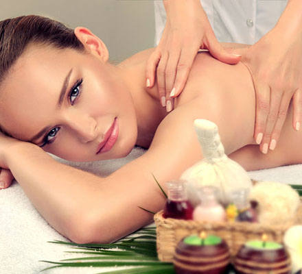 Massage 4 tay với tinh dầu